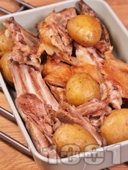 Лесно печено великденско агнешко месо на фурна с картофи  - снимка на рецептата